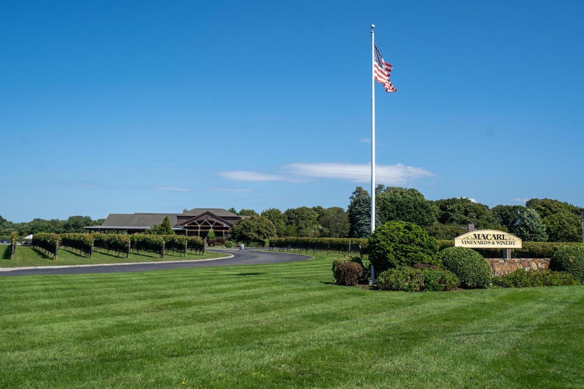 マッティタック Large Modern North Fork Barn:Vineyards In Backyard, Harbes Farmsヴィラ エクステリア 写真