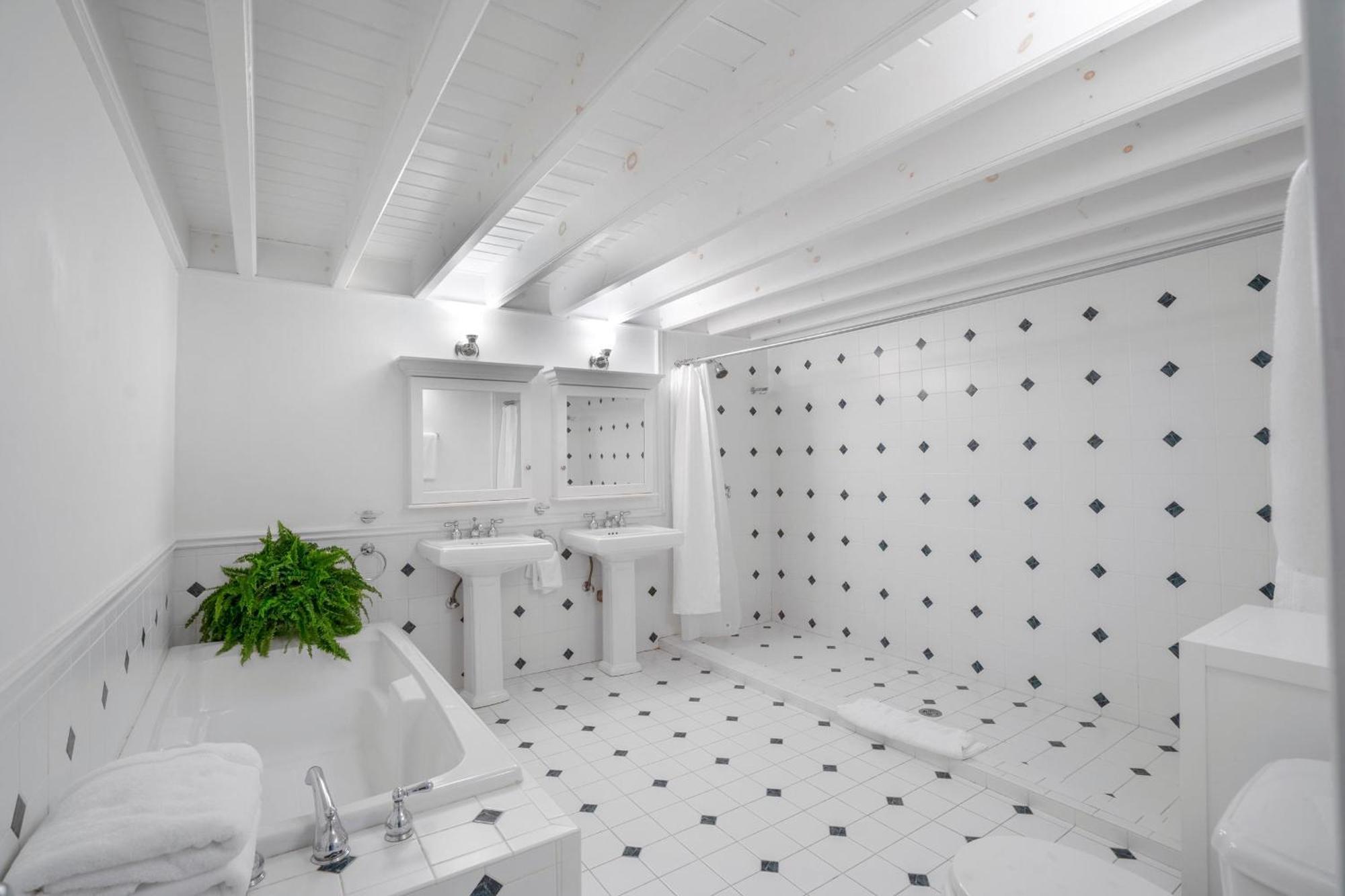 マッティタック Large Modern North Fork Barn:Vineyards In Backyard, Harbes Farmsヴィラ エクステリア 写真